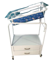 CUNA NEONATO CON CANASTILLA EN ACRILICO, POSICION TRENDELEMBURG Y GAVETAS