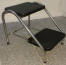 ESCALERILLA DE 2 PASOS EN ACERO INOXIDABLE CON HUELLA EN MDF Y FORRADO CON PISO ANTIDESLIZANTE