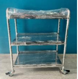 MESA DE CURACIONES EN ACERO INOXIDABLE DE 3 BANDEJAS